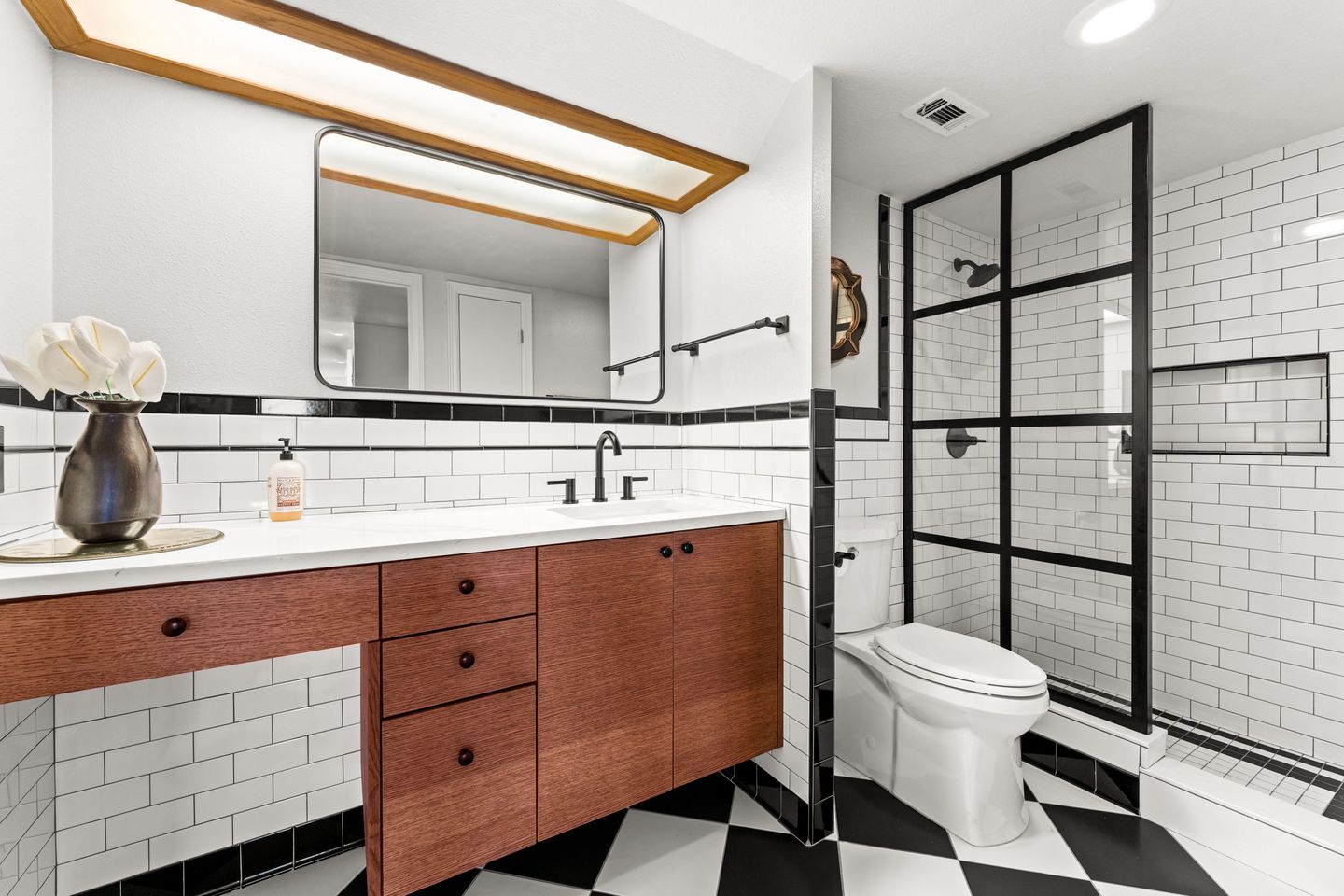 20-web-or-mls-1122-colorado-st-1202-5.jpg
