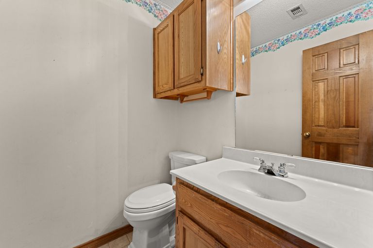 20-web-or-mls-13104-s-ridge-cir-17-1731615719.jpg