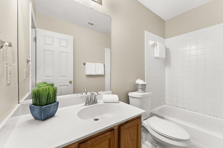 20-web-or-mls-1501-santana-st-(18-of-27).jpg