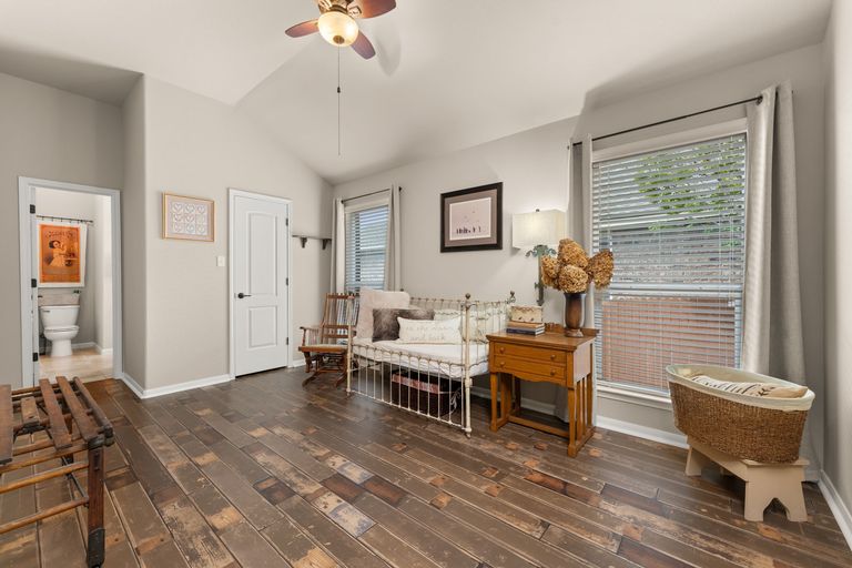 20-web-or-mls-215-choke-canyon-ln-3.jpg