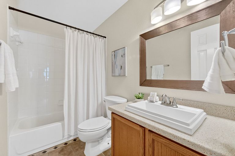 20-web-or-mls-2210-john-tee-dr-(3-of-30)-1771454080.jpg