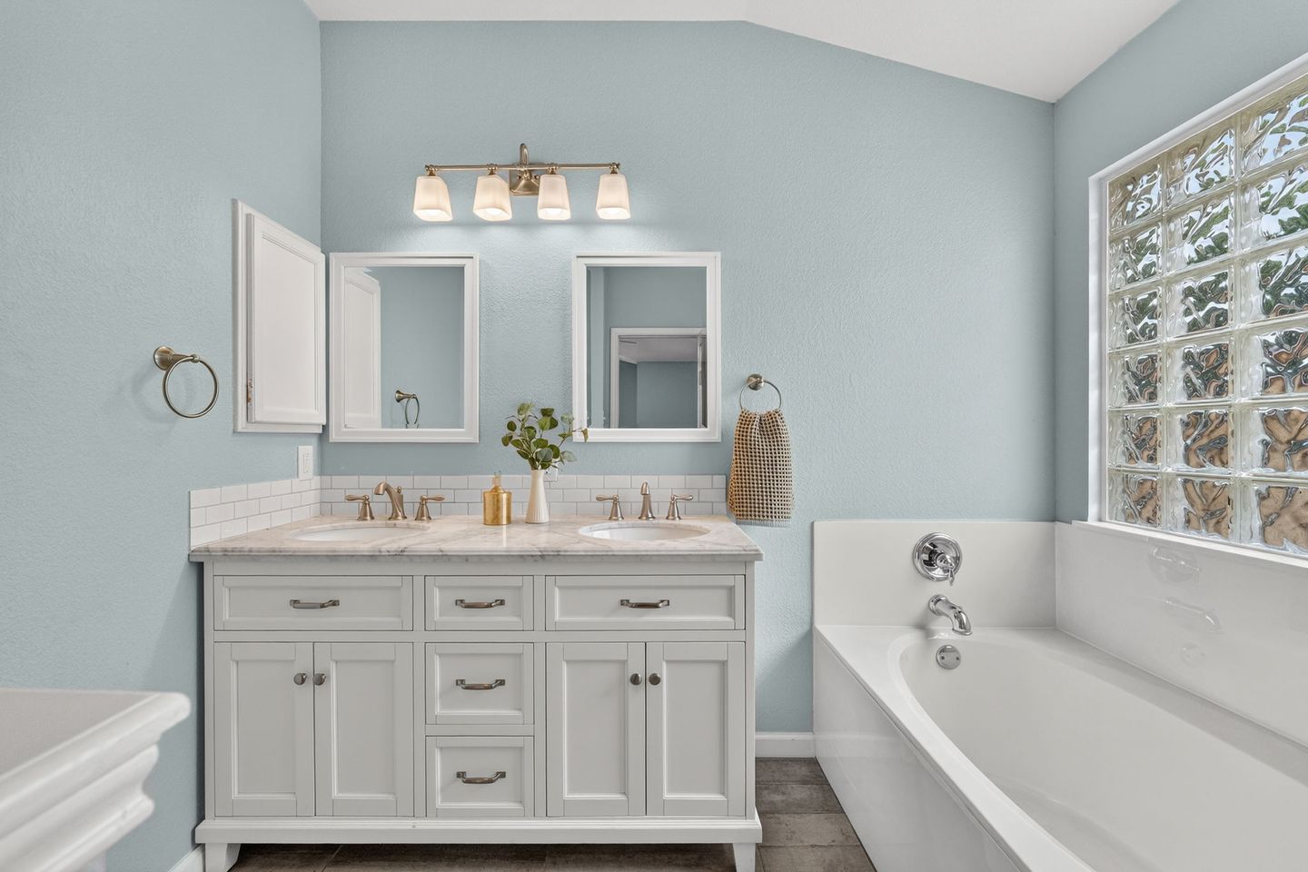 20-web-or-mls-2402-keepsake-dr19.jpg