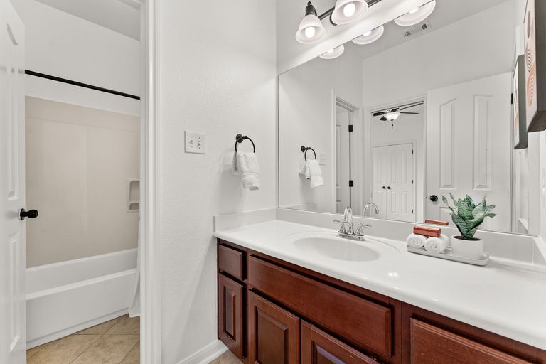 20-web-or-mls-8300-alophia-dr-27.jpg