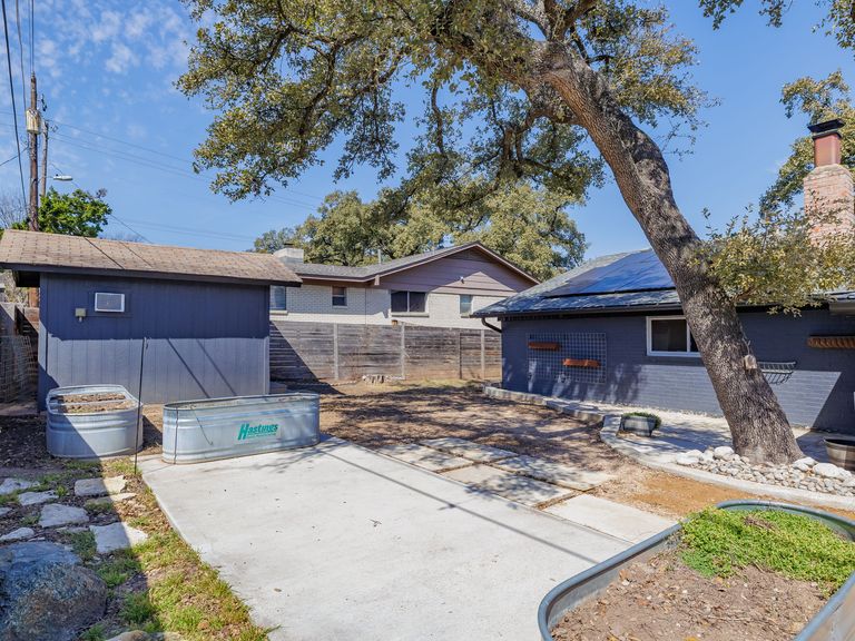 2025-02-28----1729---april-moreaux---1103-space-ln,-austin,-tx-78758-(33-of-36).jpg