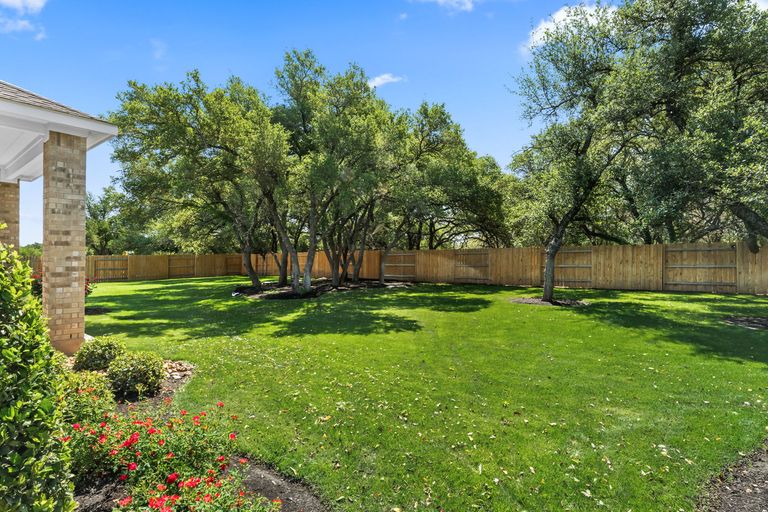 208-barton-oak-trail,-georgetown-78628-_-photos_25-web-or-mls-204-barton-oak-trl-27.jpg