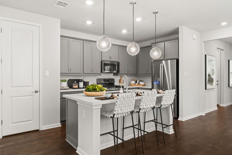 208-barton-oak-trail,-georgetown-78628-_-photos_4-web-or-mls-204-barton-oak-trl-4.jpg