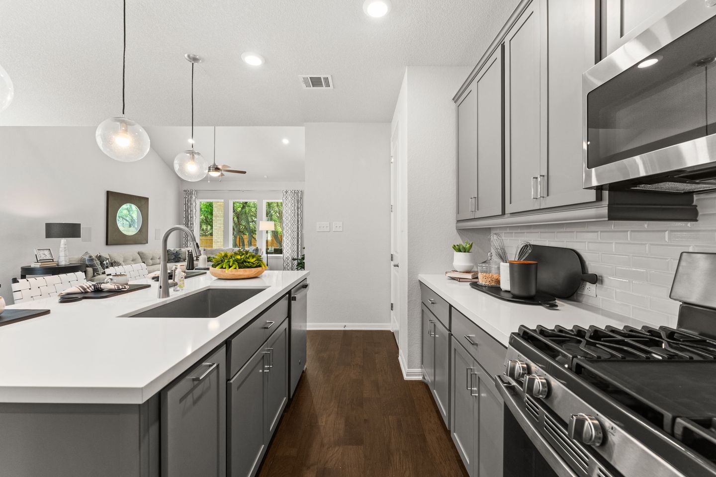 208-barton-oak-trail,-georgetown-78628-_-photos_6-web-or-mls-204-barton-oak-trl-7.jpg