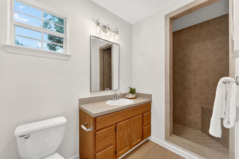 21-web-or-mls-1010-louise-st-(21-of-46).jpg