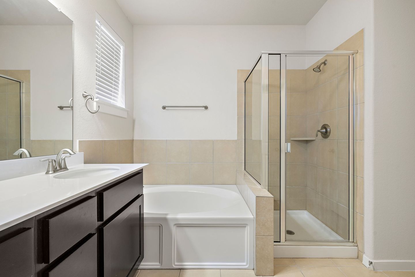 21-web-or-mls-1101-e-parmer-ln-318-kcp-011926---25.jpg