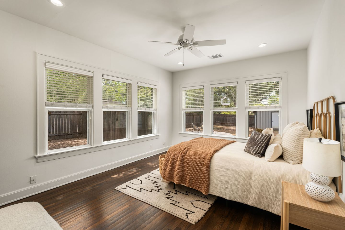 21-web-or-mls-1612-travis-heights-blvd-(1-of-1).jpg