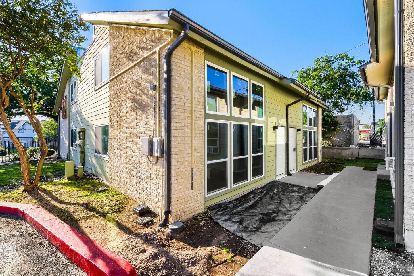 2124-burton-drive--174---web-quality---002---02-exterior-front.jpg