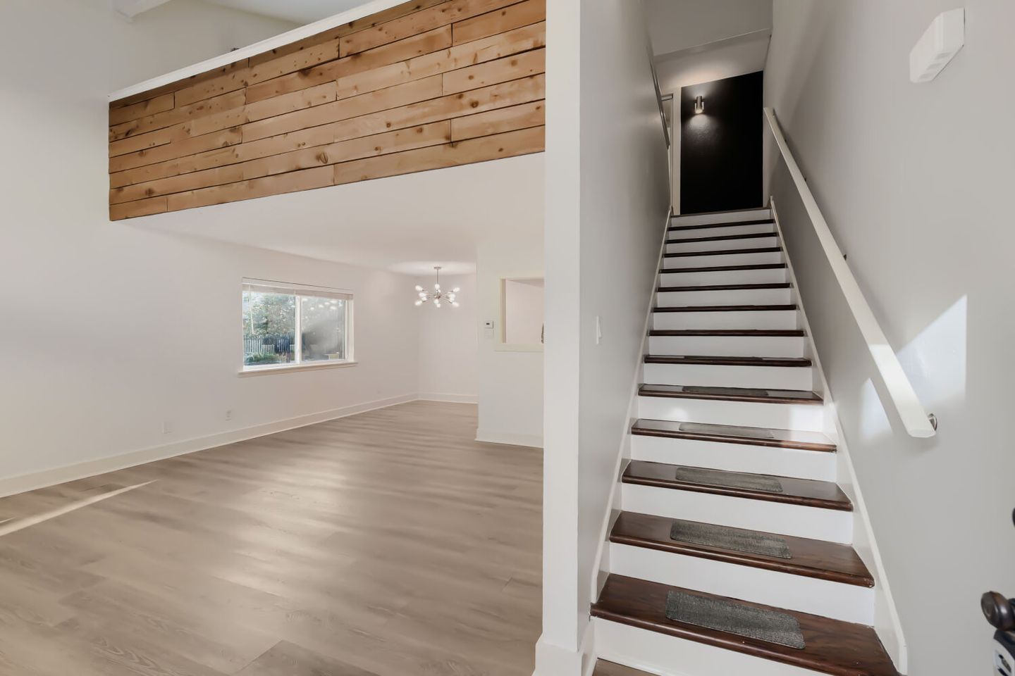 2124-burton-drive--174---web-quality---003---03-foyer.jpg