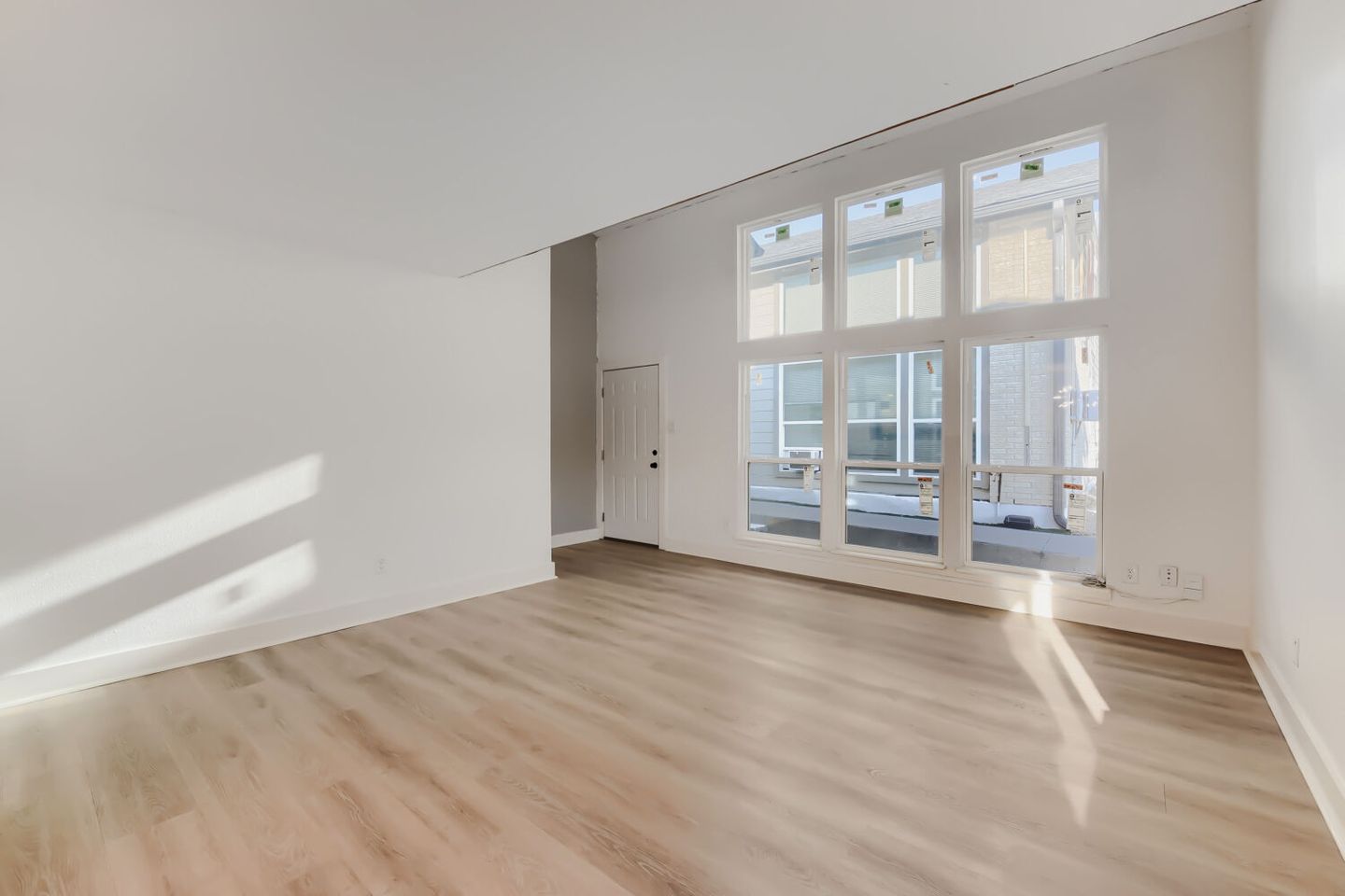 2124-burton-drive--174---web-quality---008---08-living-room.jpg