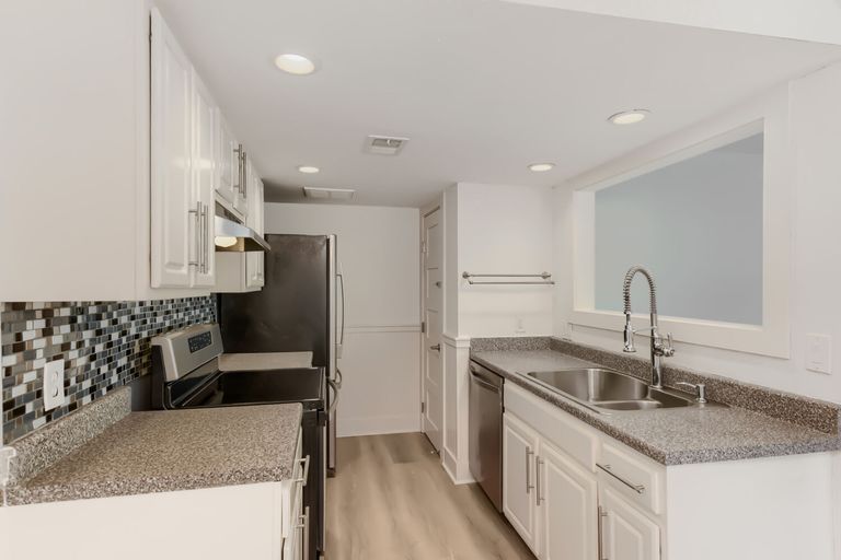 2124-burton-drive--174---web-quality---011---11-kitchen.jpg
