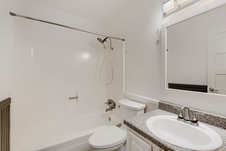2124-burton-drive--174---web-quality---016---16-bathroom.jpg