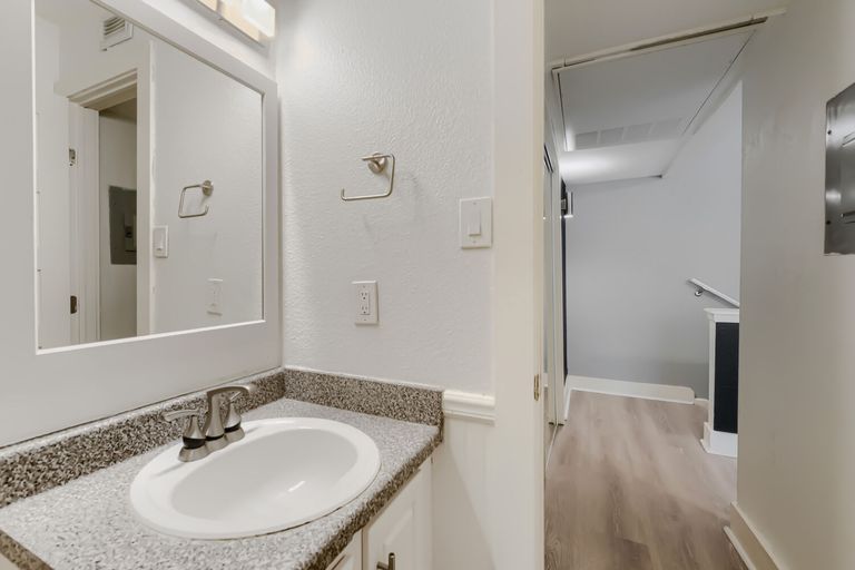 2124-burton-drive--174---web-quality---017---17-bathroom.jpg