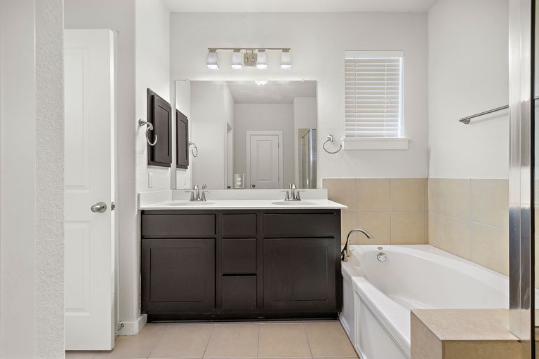 22-web-or-mls-1101-e-parmer-ln-318-kcp-011926---32.jpg