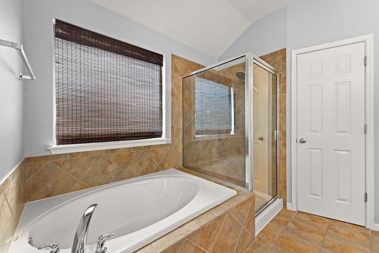 22-web-or-mls-11205-cap-stone-dr-20.jpg