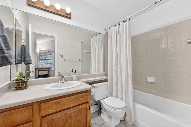 22-web-or-mls-1411-gracy-farms-ln-118-(22-of-27).jpg