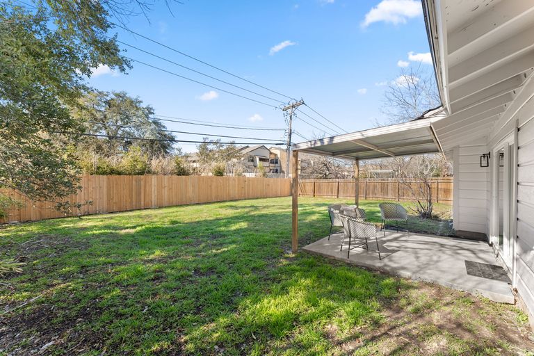 22-web-or-mls-2705-ashdale-dr-(20-of-26).jpg