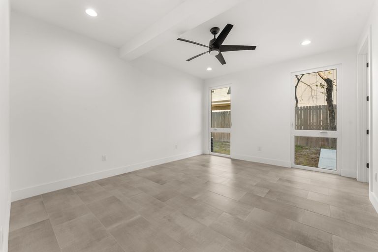 22-web-or-mls-3814-wadford-st-(13-of-36).jpg