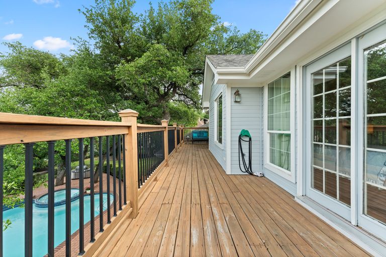 22-web-or-mls-558-peterson-ln-19.jpg
