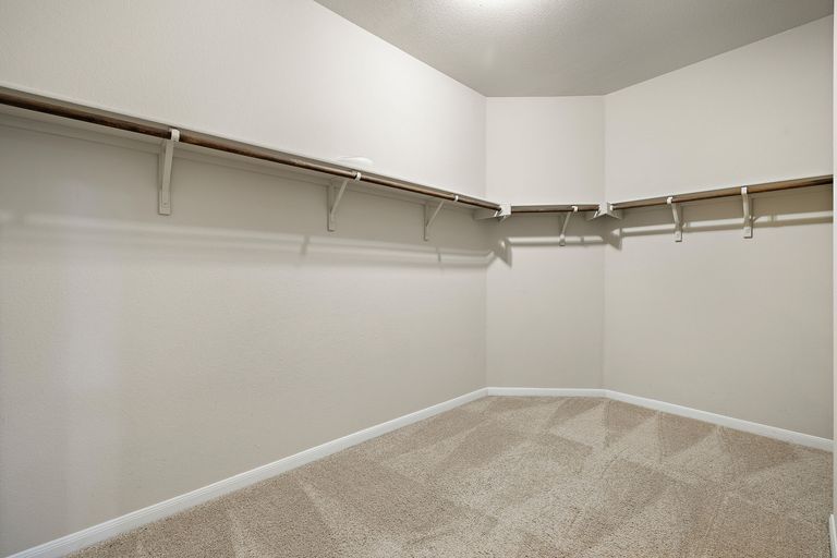 22-web-or-mls-7420-branrust-dr-kcp-010725---44.jpg