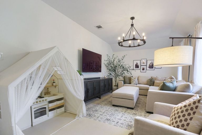 2204-lexfield-ln---web-quality---007---07-living-room~2.jpg
