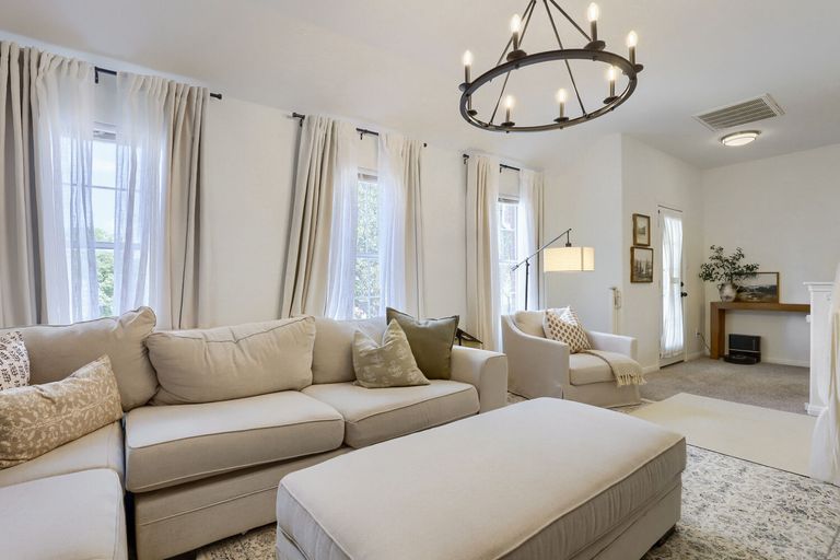 2204-lexfield-ln---web-quality---008---08-living-room.jpg