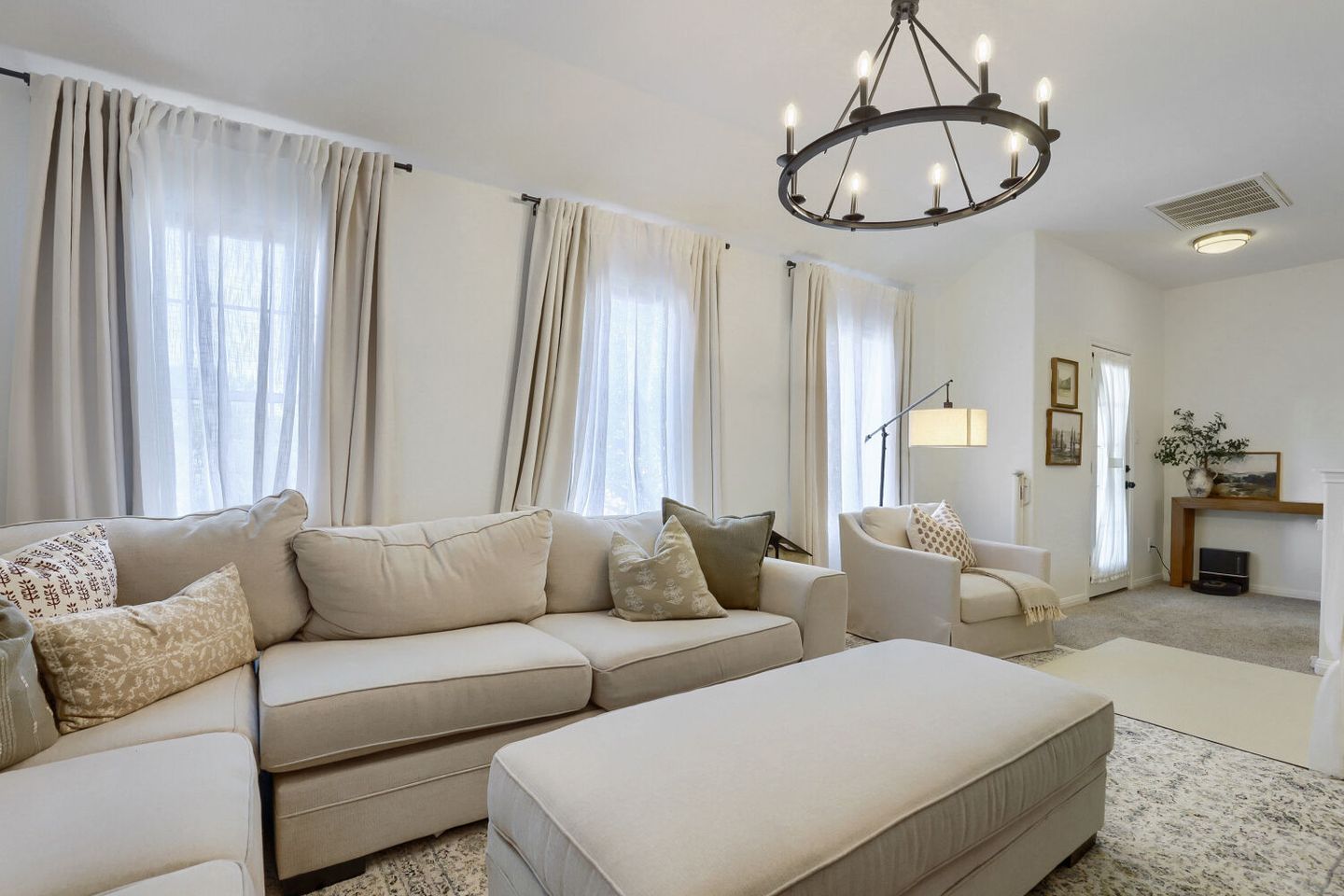 2204-lexfield-ln---web-quality---009---09-living-room.jpg