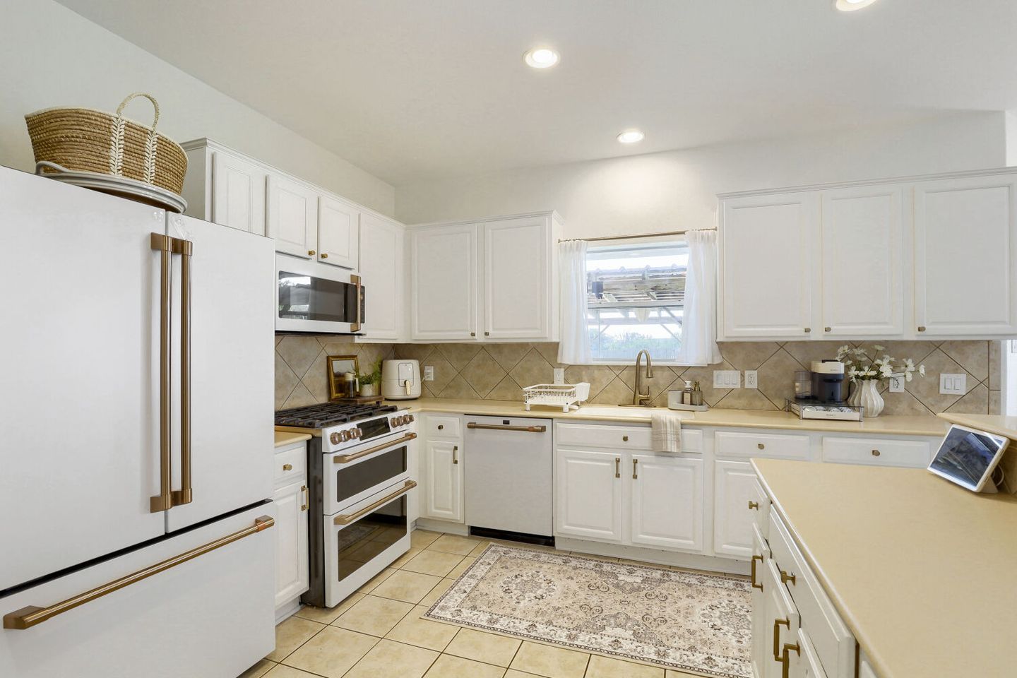 2204-lexfield-ln---web-quality---015---15-kitchen.jpg