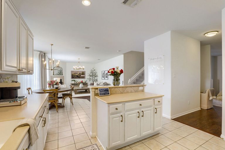 2204-lexfield-ln---web-quality---016---16-kitchen.jpg
