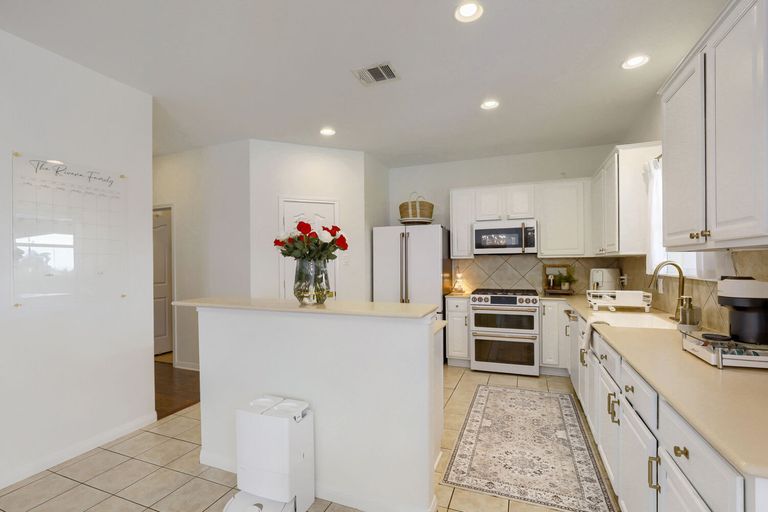 2204-lexfield-ln---web-quality---017---17-kitchen.jpg