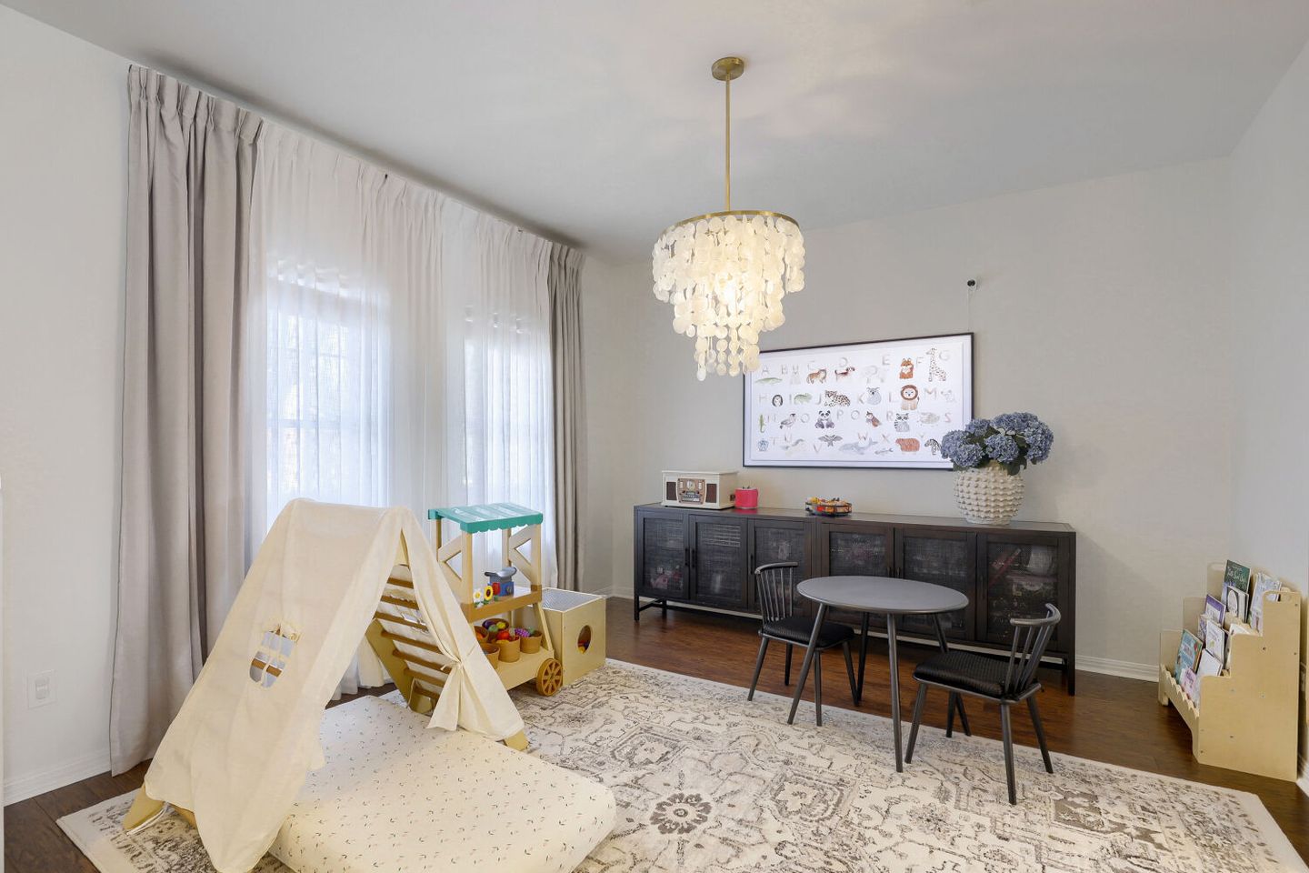 2204-lexfield-ln---web-quality---018---18-family-room.jpg