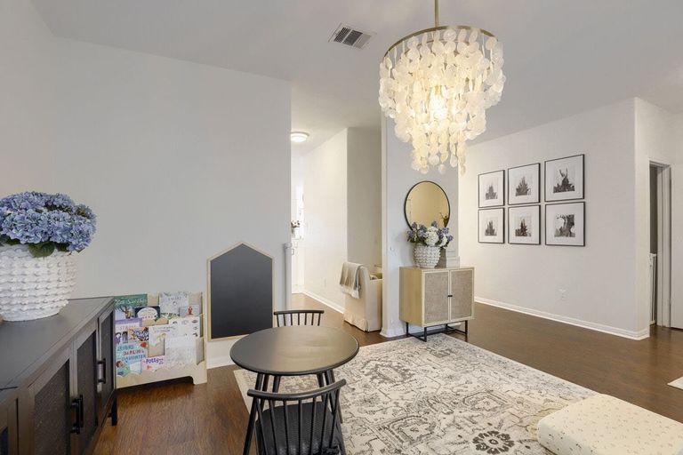 2204-lexfield-ln---web-quality---019---19-family-room~2.jpg