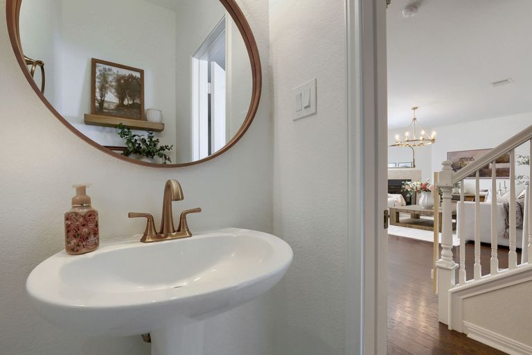 2204-lexfield-ln---web-quality---020---20-powder-room.jpg