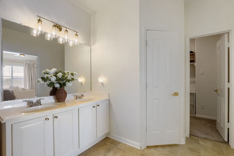 2204-lexfield-ln---web-quality---023---23-primary-bathroom.jpg