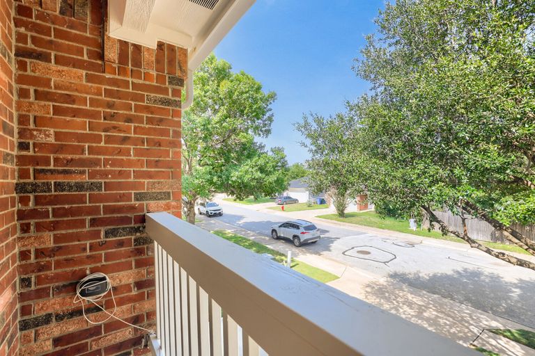 2204-lexfield-ln---web-quality---025---25-balcony.jpg
