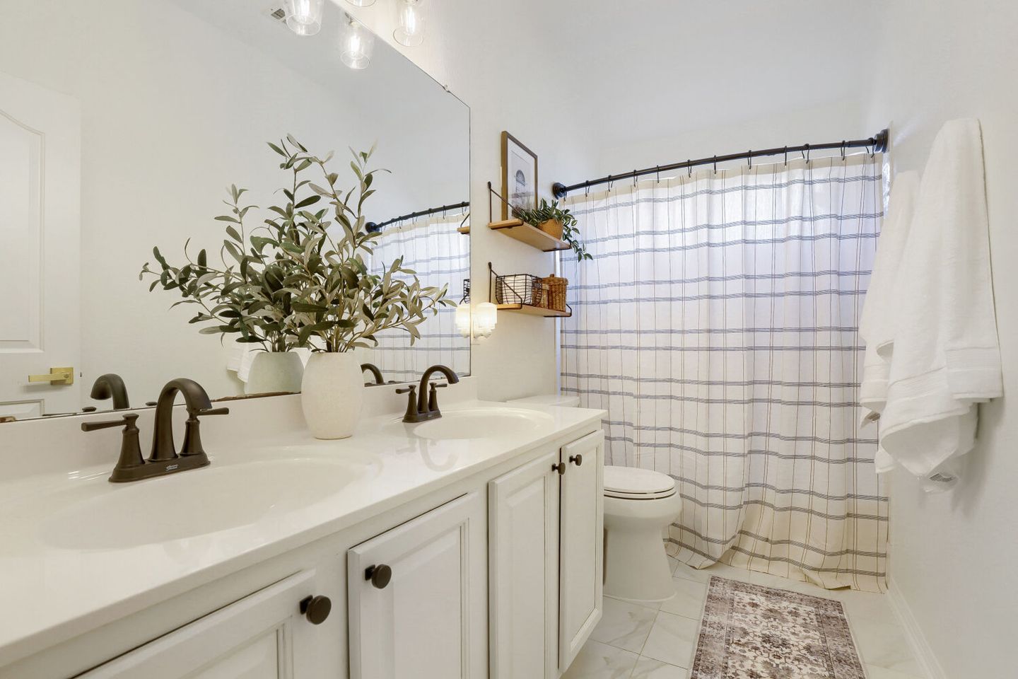 2204-lexfield-ln---web-quality---030---30-bathroom.jpg