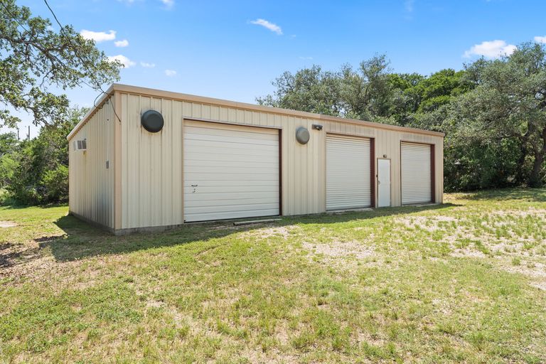 23-web-or-mls-11551-farm-to-market-32-22.jpg