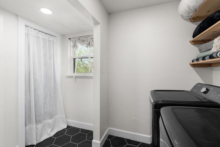 23-web-or-mls-12213-mustang-dr.jpg