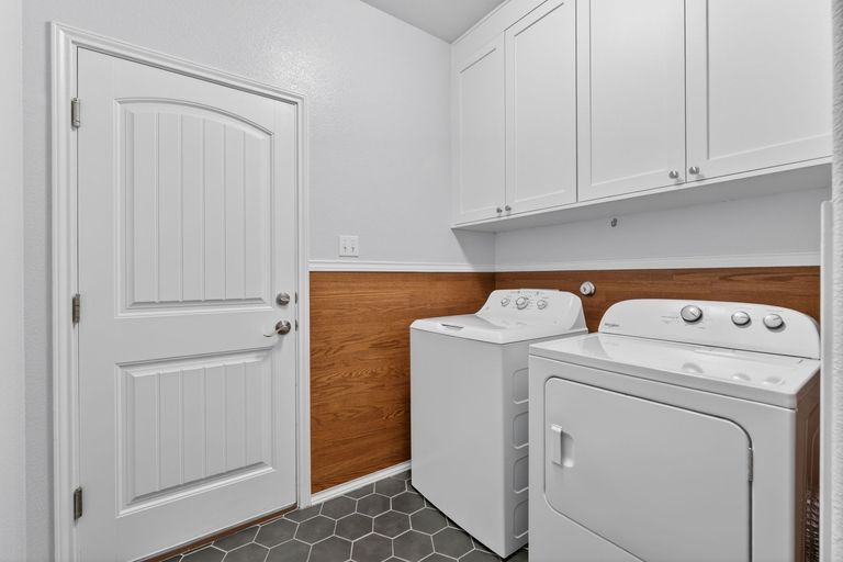 23-web-or-mls-408-kissing-oak-dr-(23-of-39).jpg