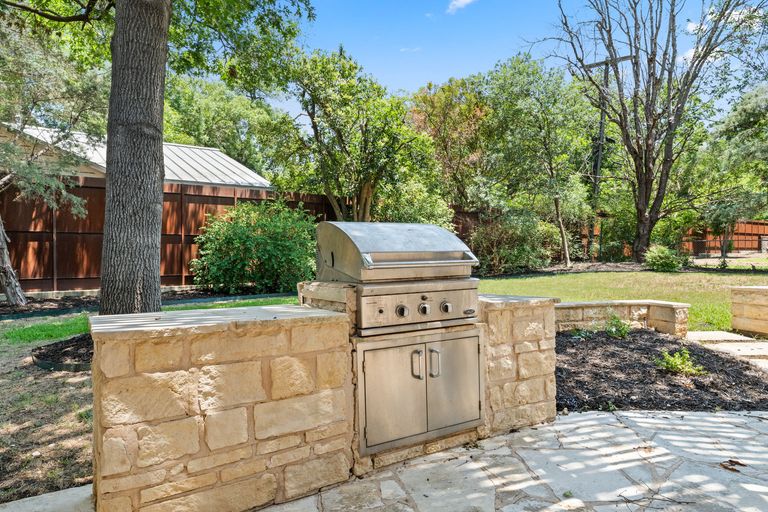 23-web-or-mls-5401-shoal-creek-blvd-22.jpg