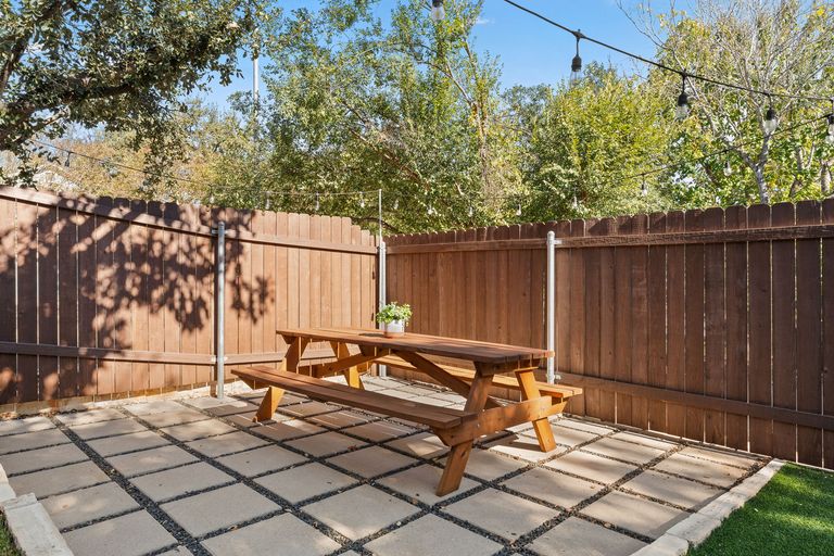 23-web-or-mls-8622-brock-cir-11.jpg