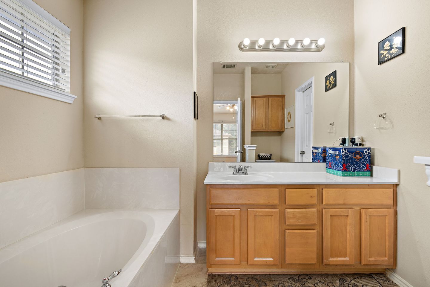 24-web-or-mls-1310-w-parmer-ln,-2401-kcp-052324---23.jpg