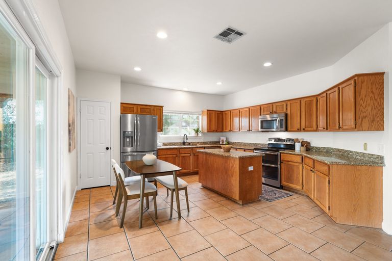24-web-or-mls-16801-stockton-dr.jpg