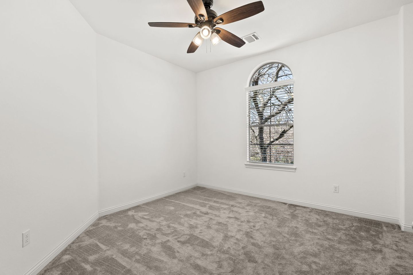 24-web-or-mls-3831-sapphire-loop-27.jpg