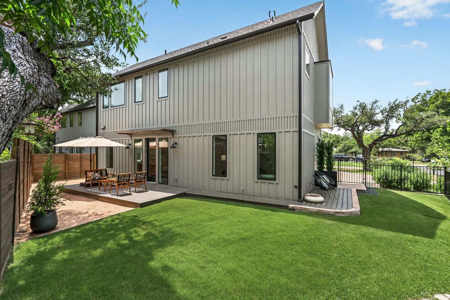 24-web-or-mls-4601-hank-ave-1-(4-of-7).jpg
