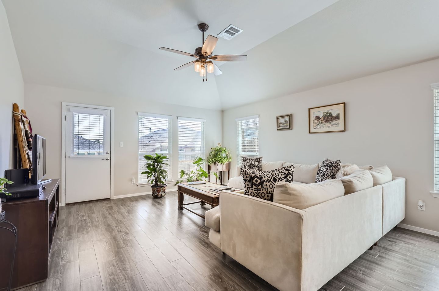 2416-brk-crst-wy---web-quality---003---04-living-room.jpg