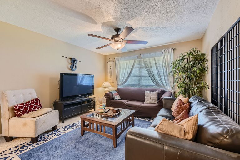 2425-ashdale-dr-81---web-quality---002---05-living-room.jpg